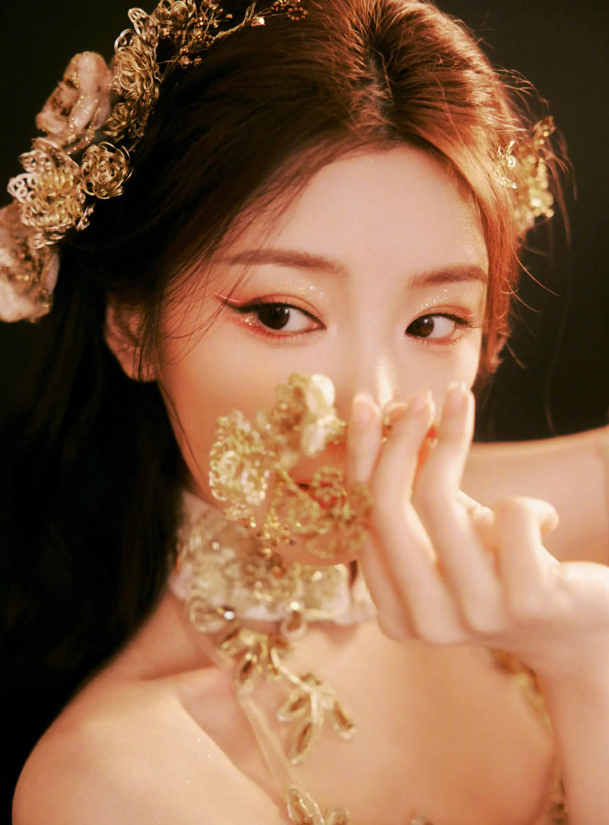 毛晓彤穿刺绣纱裙灵动贵气 眼尾红妆更添妩媚风情