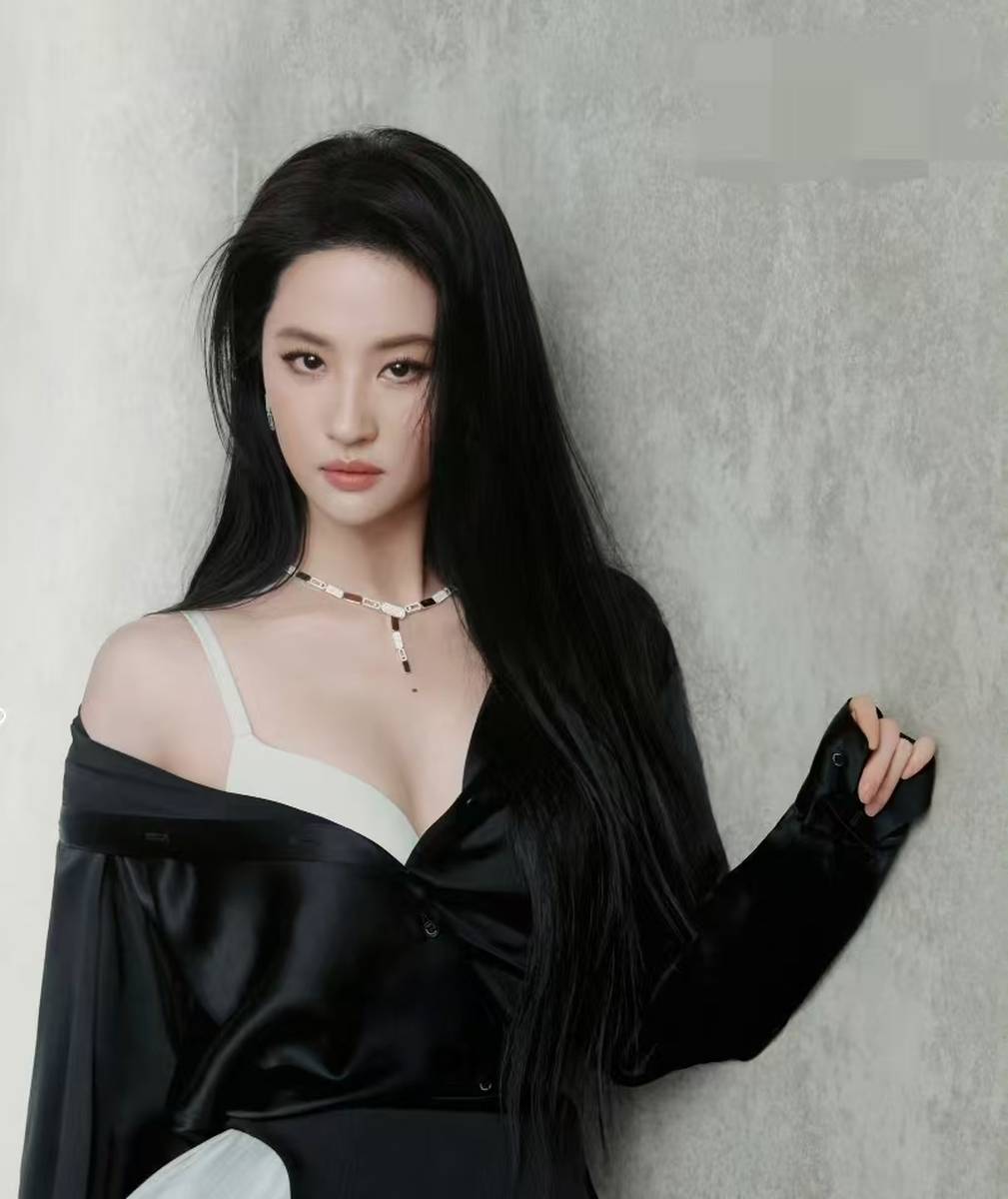 刘亦菲穿细肩带紧身衣身姿曼妙 长发飘逸酷飒性感