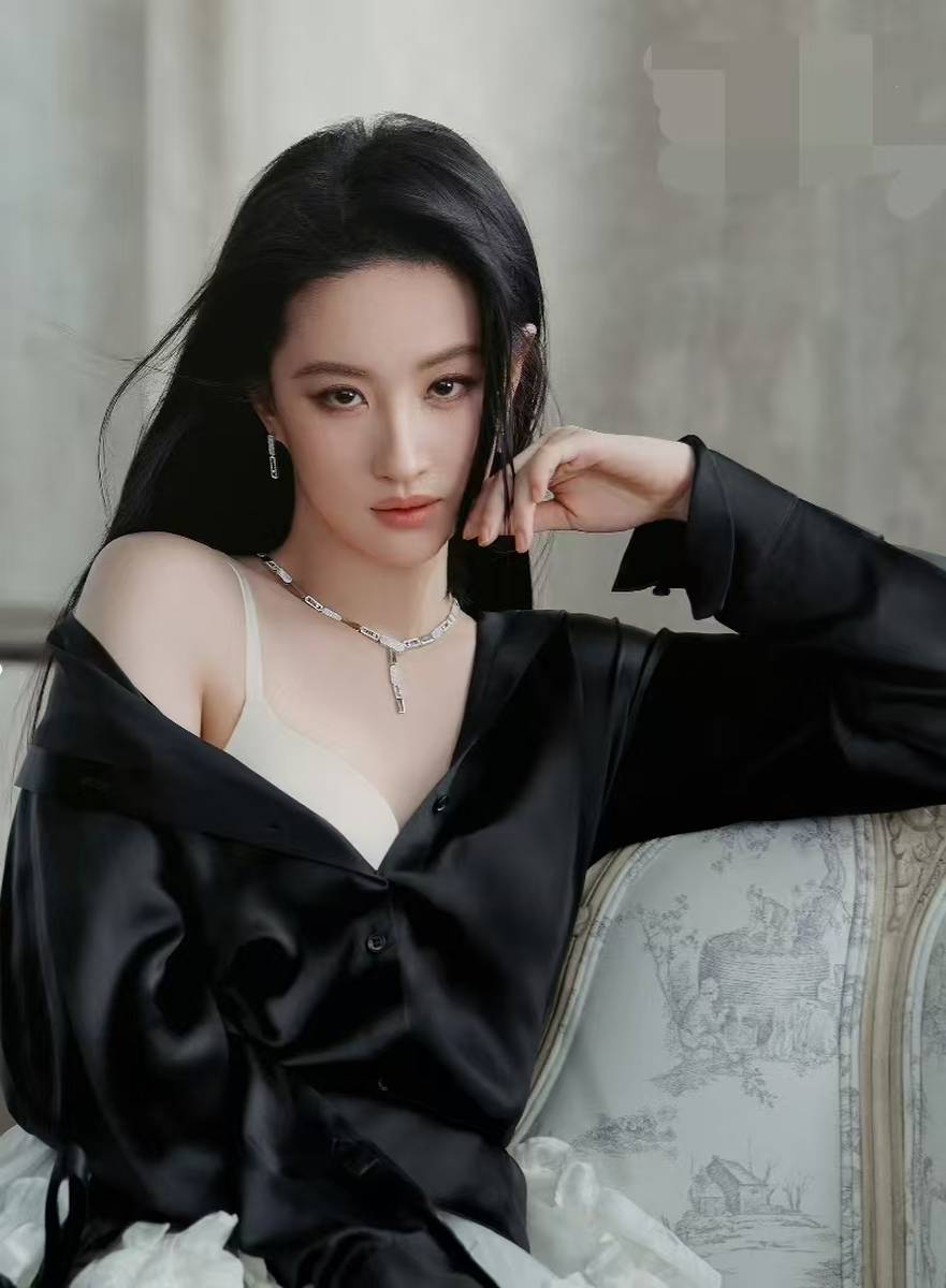 刘亦菲穿细肩带紧身衣身姿曼妙 长发飘逸酷飒性感