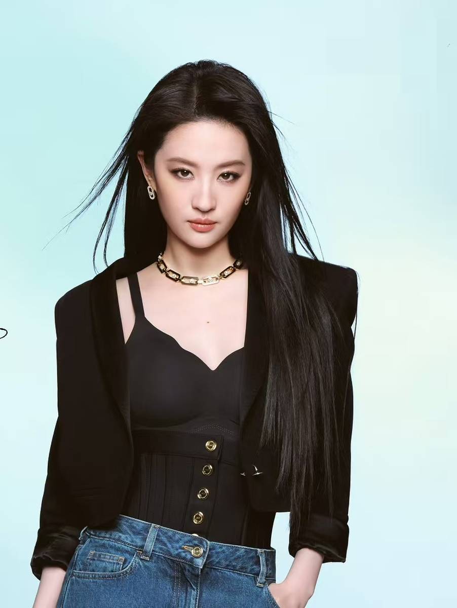 刘亦菲穿细肩带紧身衣身姿曼妙 长发飘逸酷飒性感