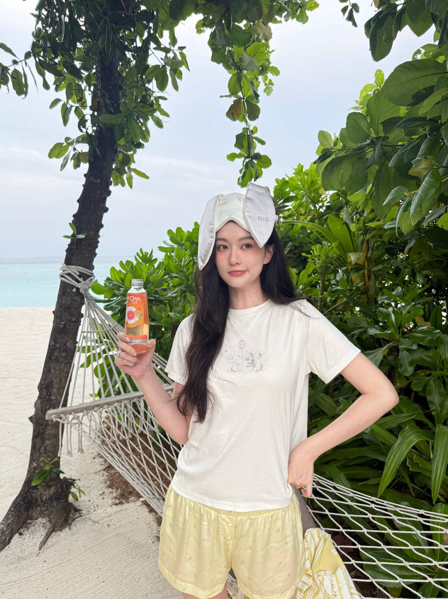 乔欣晒马尔代夫旅拍笑容灿烂 手拿饮料灵动可爱