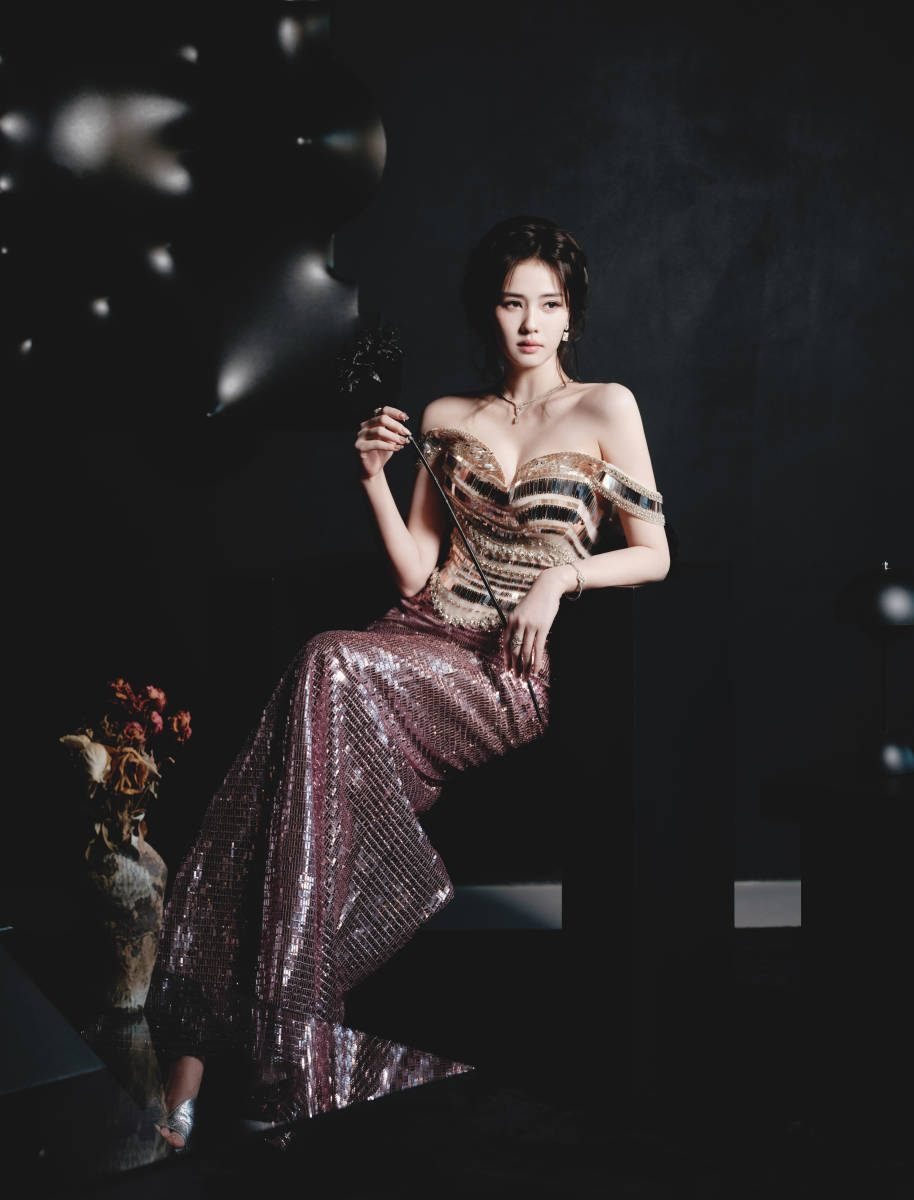 白鹿穿抹胸裙身材凹凸有致 回眸一笑尽显神秘魅惑