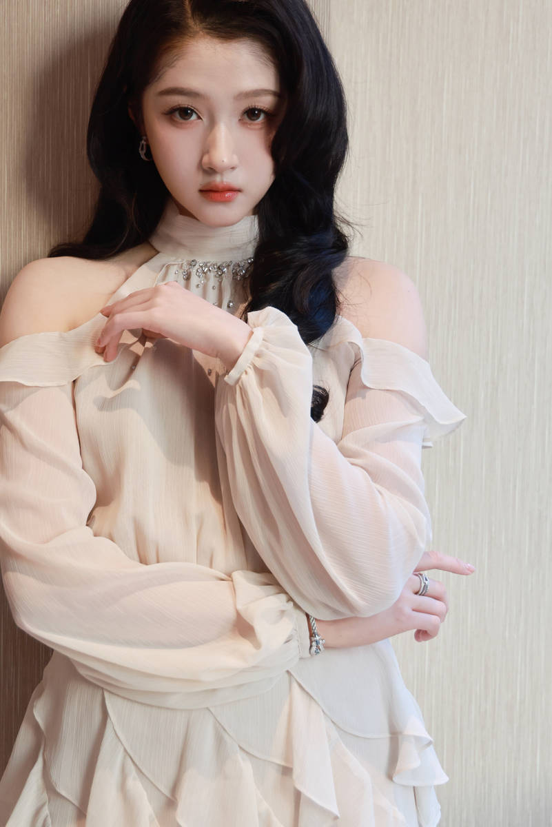 关晓彤穿轻纱连衣裙秀好身材！妆容精致气质优雅