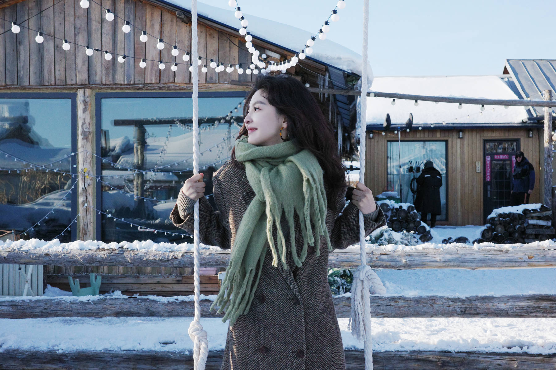 章若楠在雪地里荡秋千笑容甜美 长发微卷清冷温柔