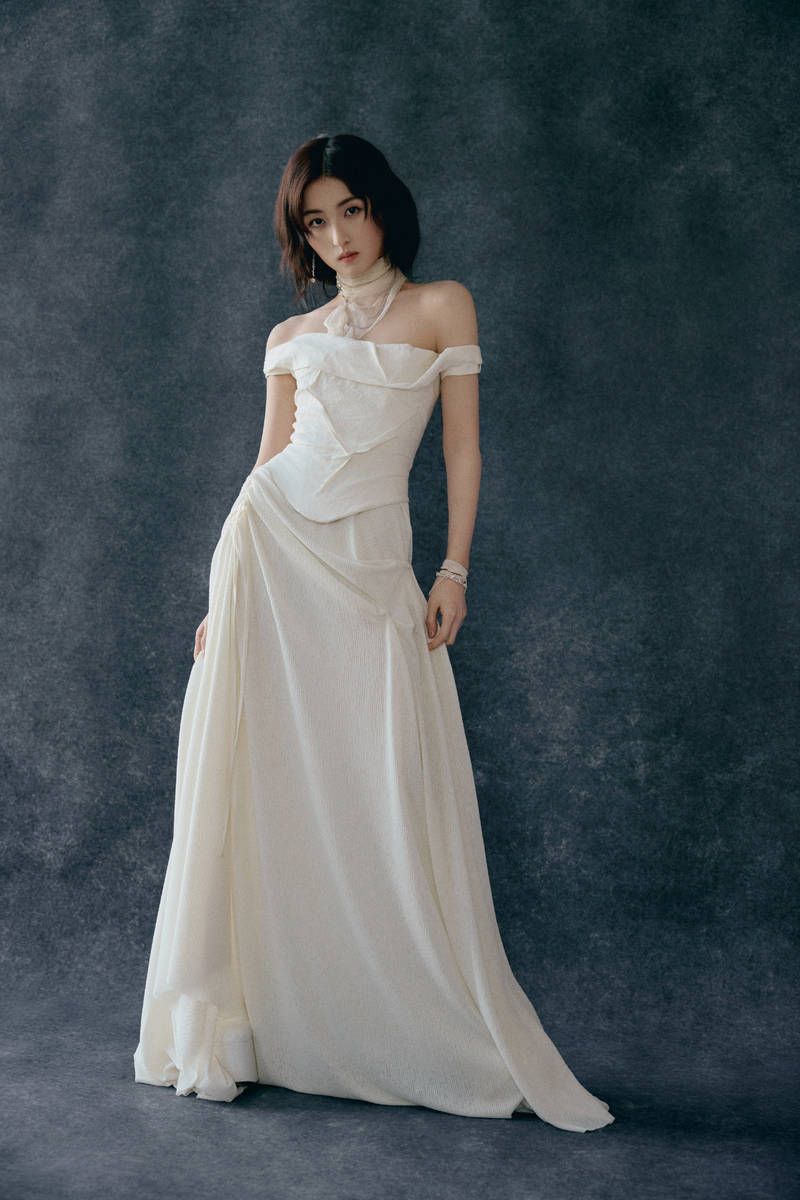 张子枫穿一字肩长裙神秘矜贵 垂眸沉思似女神降临