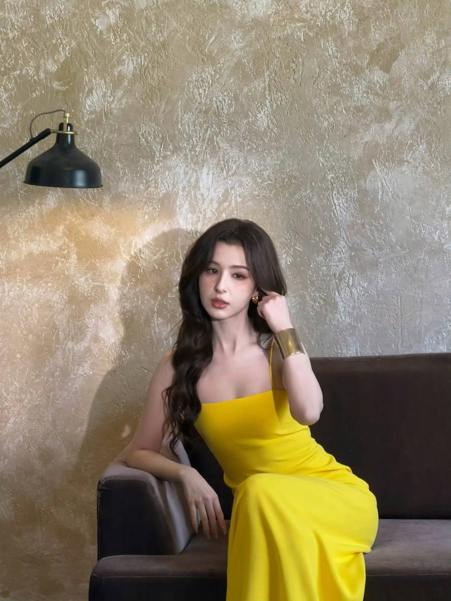 哈妮克孜穿吊带裙性感妩媚 大波浪发型明艳靓丽