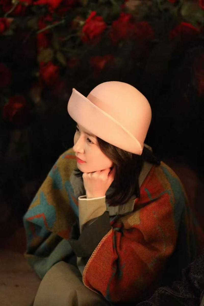 江疏影戴黑框眼镜裹围巾 穿搭休闲尽显文艺气质