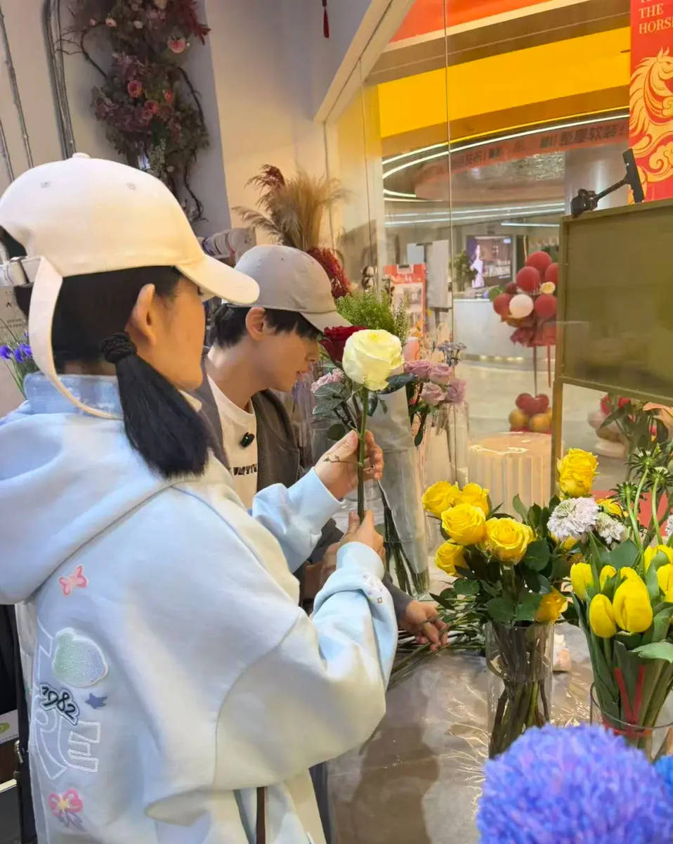 谢娜休闲穿搭夜骑赴花店 为张杰送花尽显夫妻甜蜜