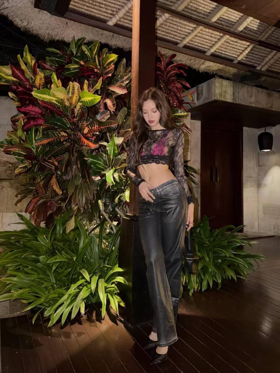 Lisa侧坐沙发慵懒温柔 肤色健康透亮身姿活力热辣