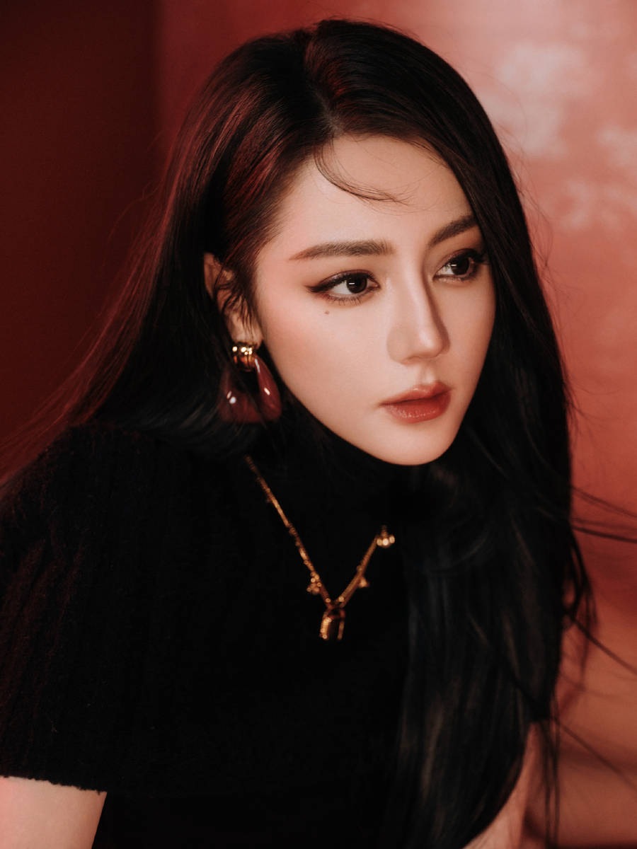 迪丽热巴写真性感又狂野！化身血腥美人秀白皙长腿