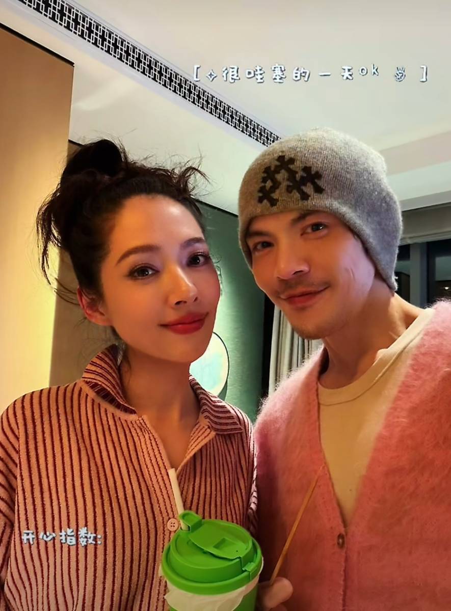 向佐晒探班郭碧婷视频 夫妻俩对镜自拍甜蜜幸福