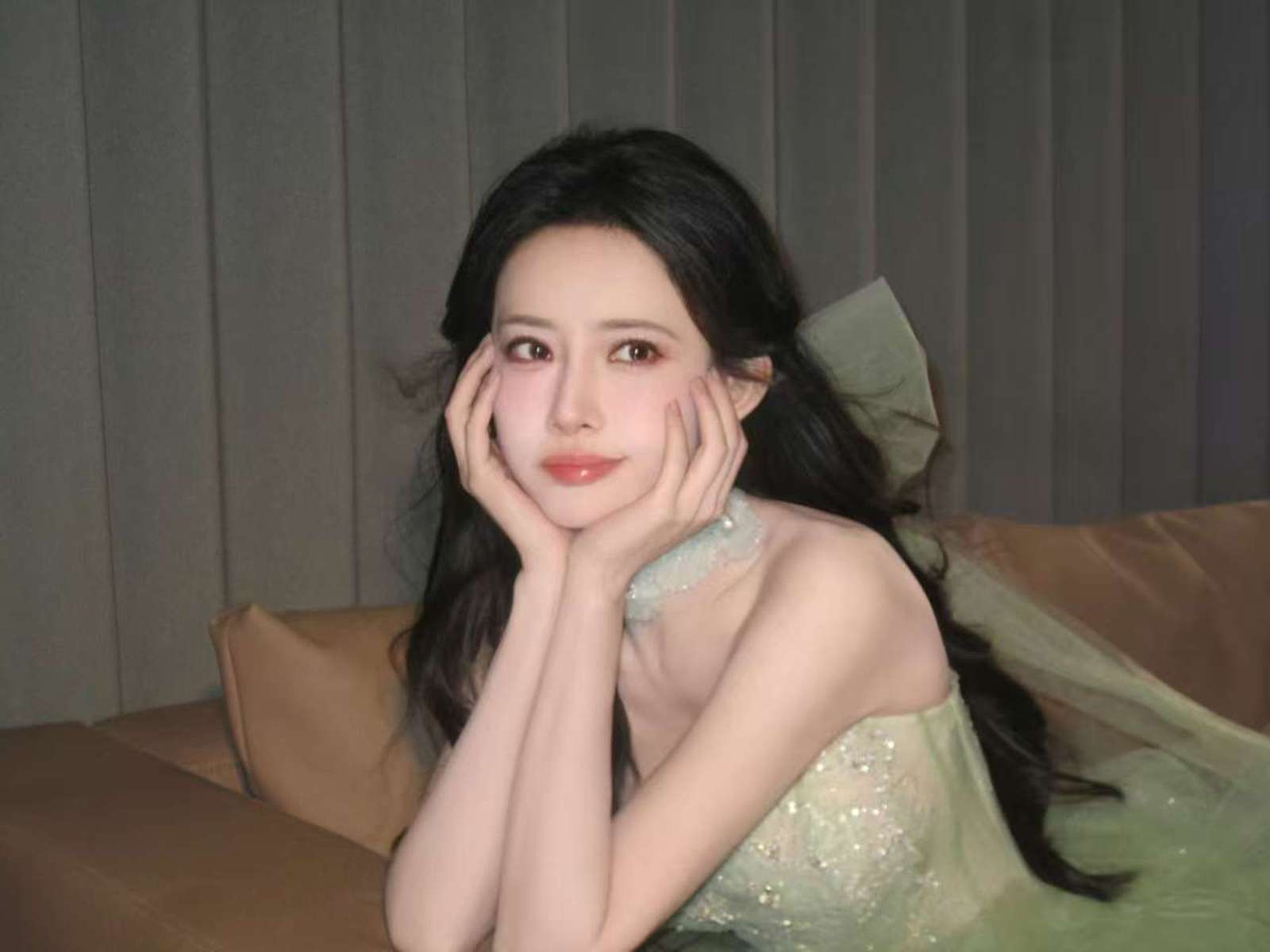 孟子义穿绿抹胸裙温柔灵动 系大蝴蝶结可爱又仙气