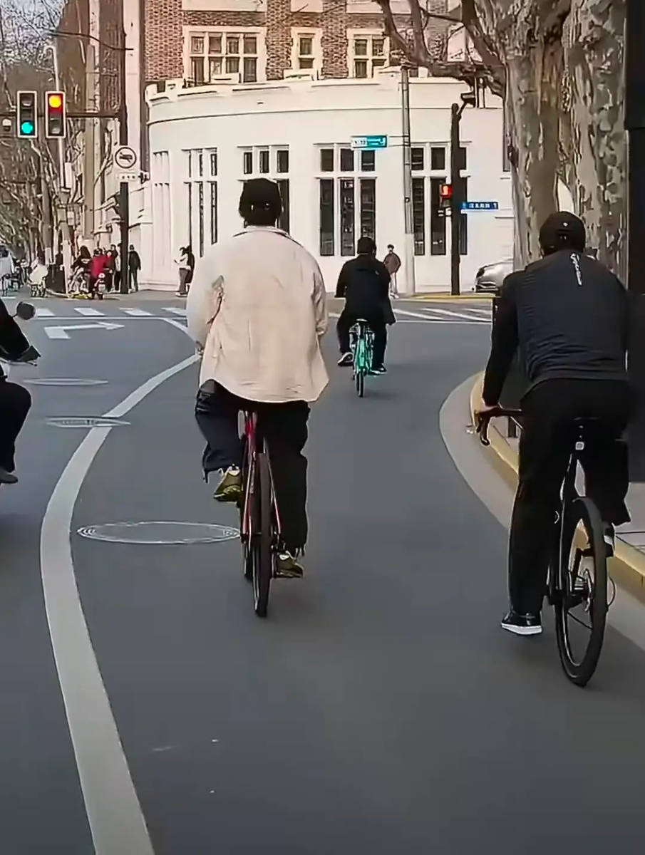 黄景瑜骑行途中灵活闪避井盖 东北人DNA刻进骨子里