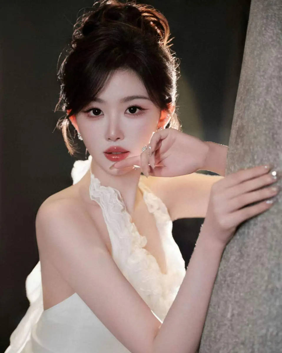 孔雪儿盘发气质清甜 白裙飘逸衬肤白貌美仙气足