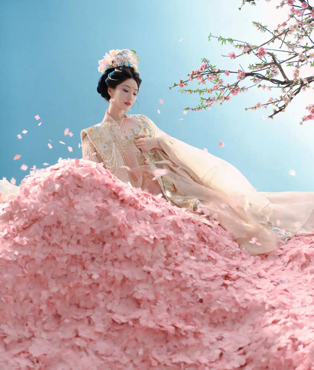 毛晓彤化身花圣人气灵动 提笔绘花灯温婉挽救