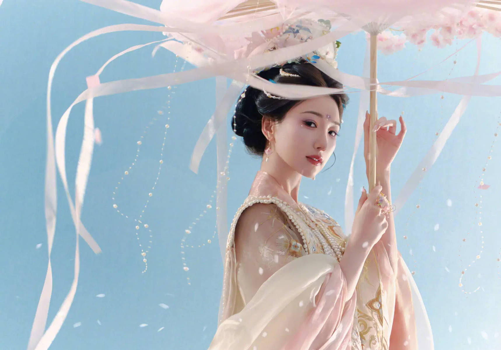 毛晓彤化身花圣人气灵动 提笔绘花灯温婉挽救