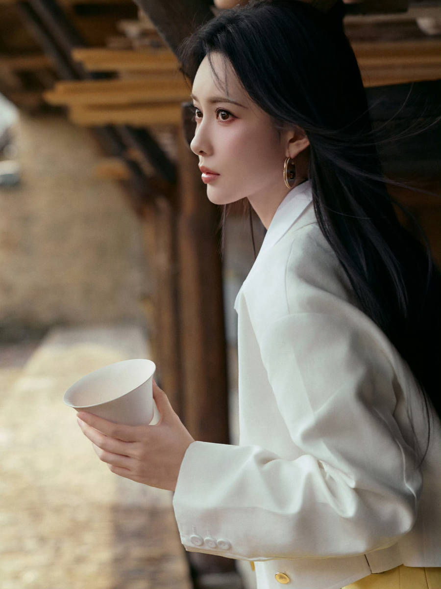 孟子义现身景德镇 白西装配黄色半裙优雅又明媚