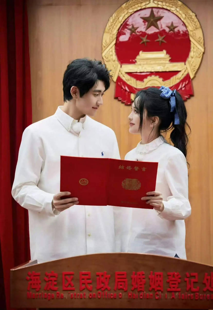 金莎孙丞潇官宣领证 甜蜜对视满屏幸福气息