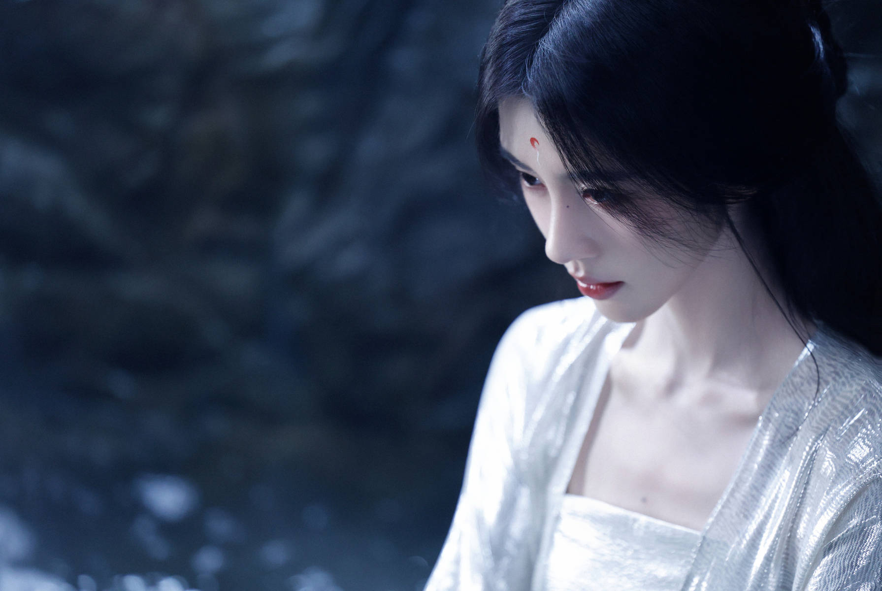 鞠婧祎着银纱古装水中出镜 湿发造型凉爽出尘