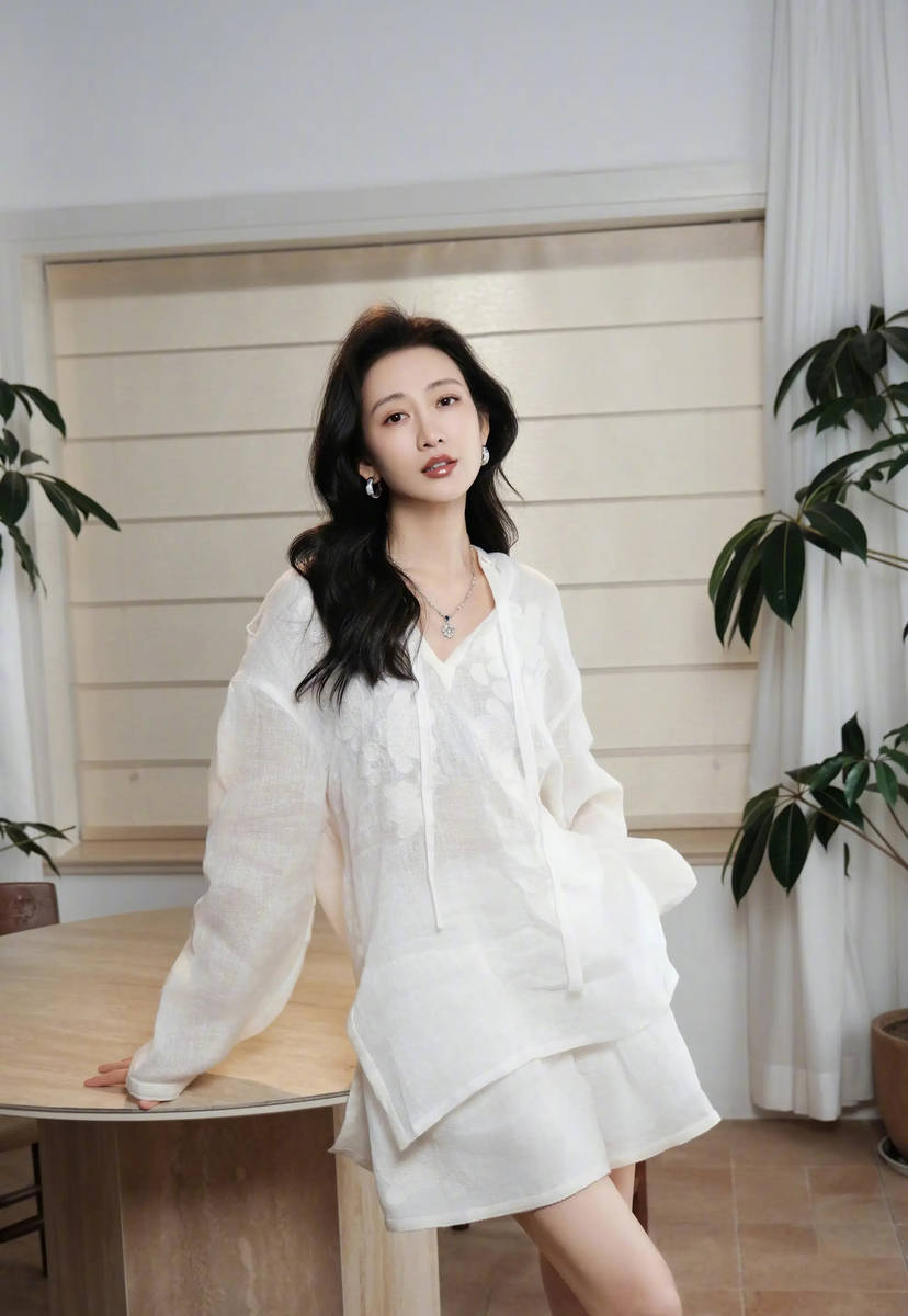 王鸥晒居家风写真美照！床上秀白皙美腿性感吸睛