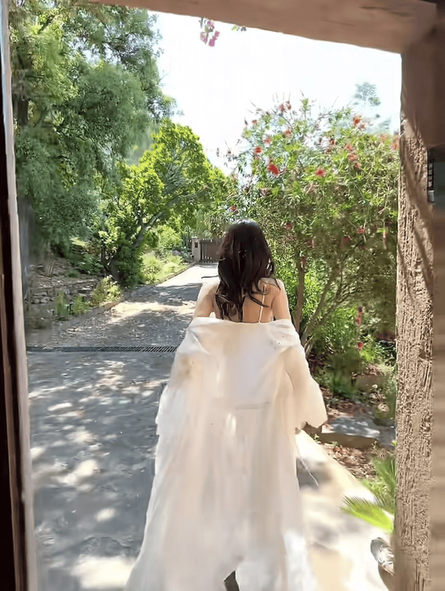 何穗化身厨娘仙气十足!度假和朋友享用美食心情好