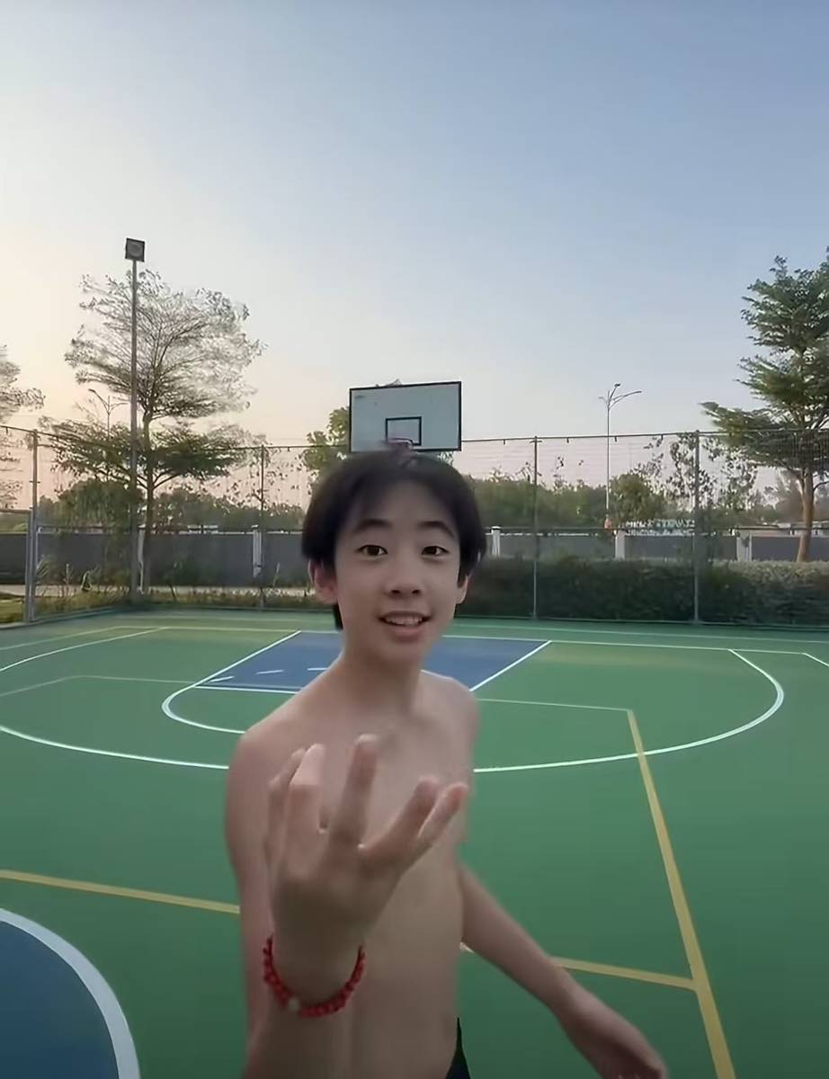 陈小春儿子Jasper现身球场 运球投篮尽显少年朝气