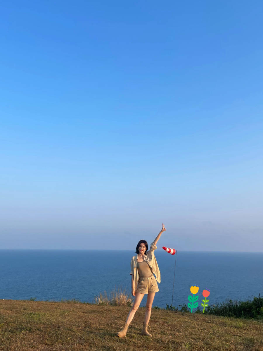 秦岚晒海边美照活力满满！穿超短裤秀美腿身材性感