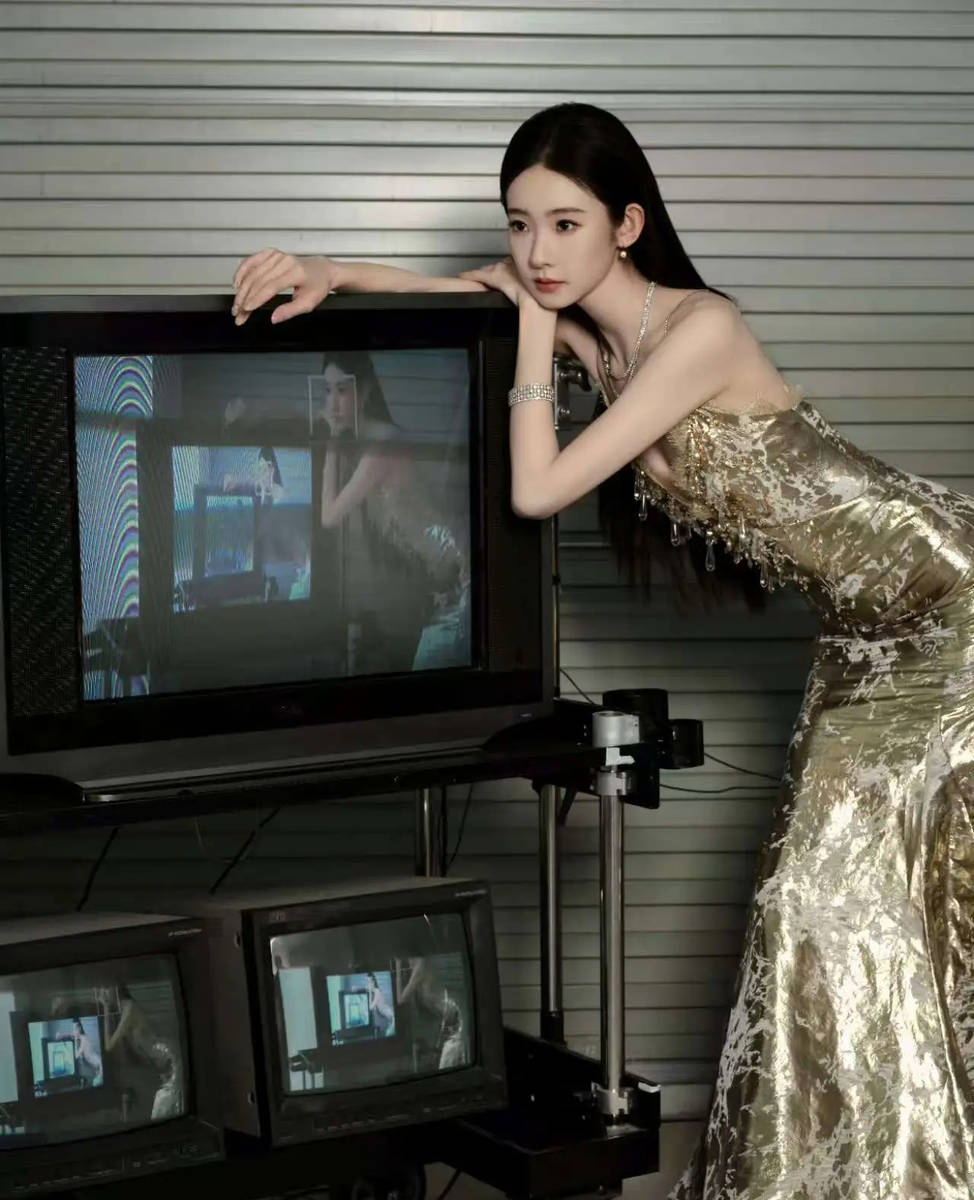 张艺凡穿金色长裙贵气冷艳 复古镜头展示动人曲线