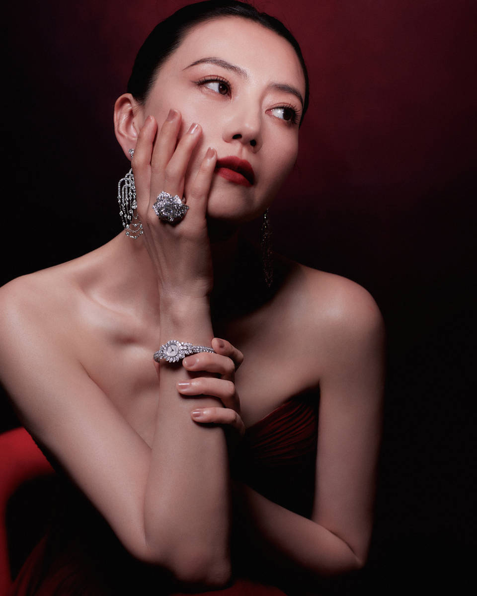 高圆圆穿红色抹胸裙 展露性感身材女神范儿十足