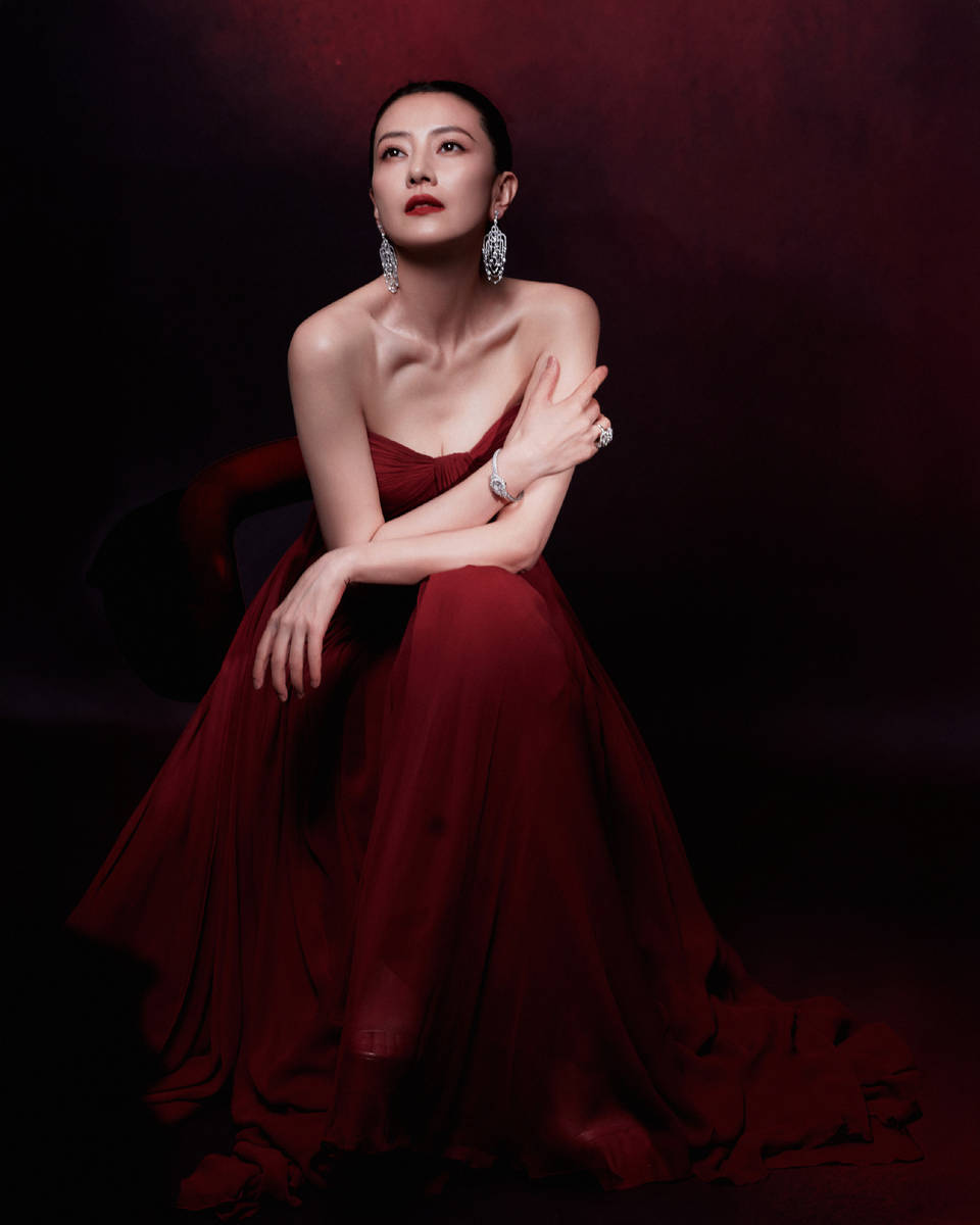 高圆圆穿红色抹胸裙 展露性感身材女神范儿十足