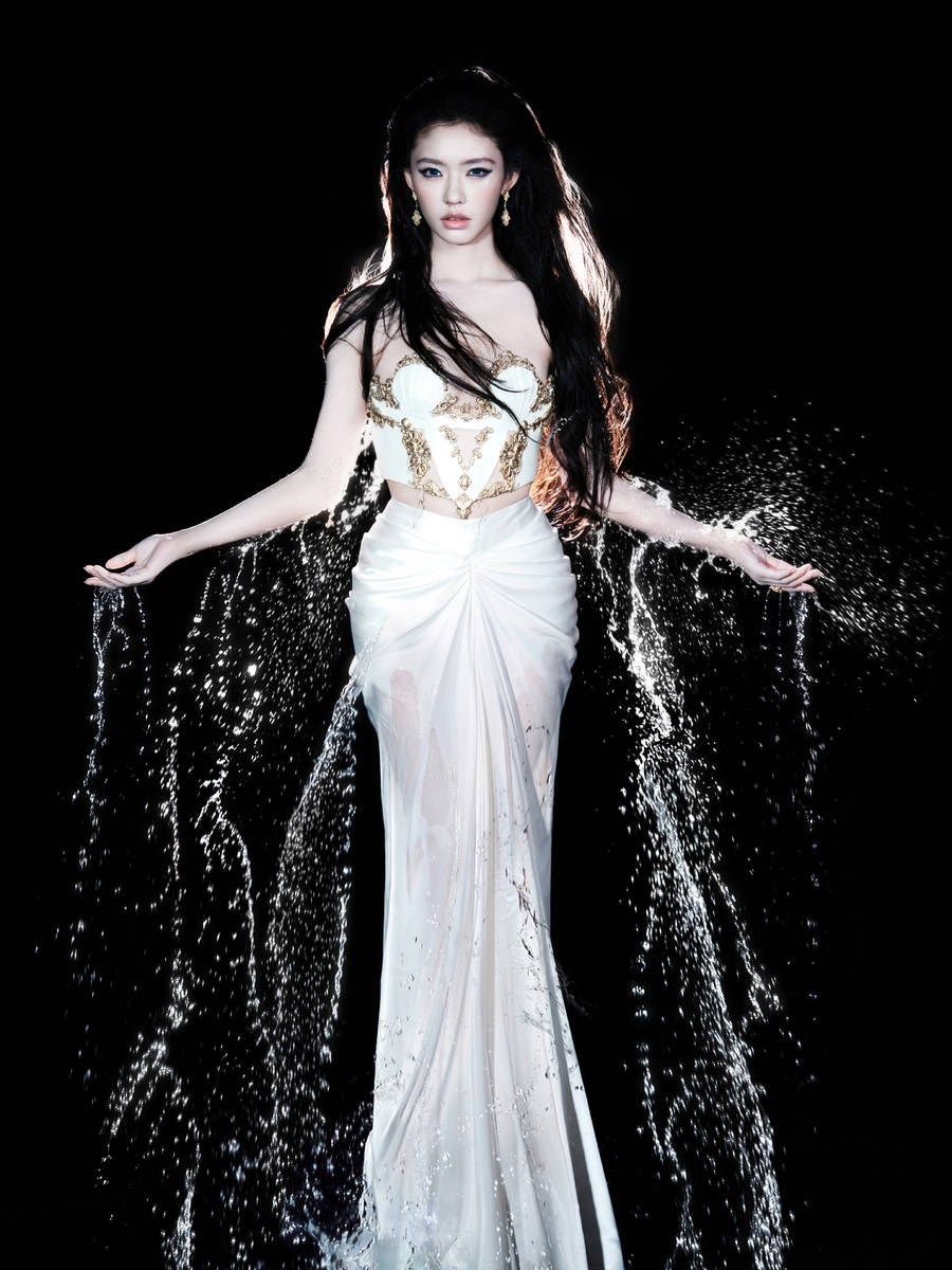 林允一袭白裙变身海底神女 侧颜绝美清冷感拉满