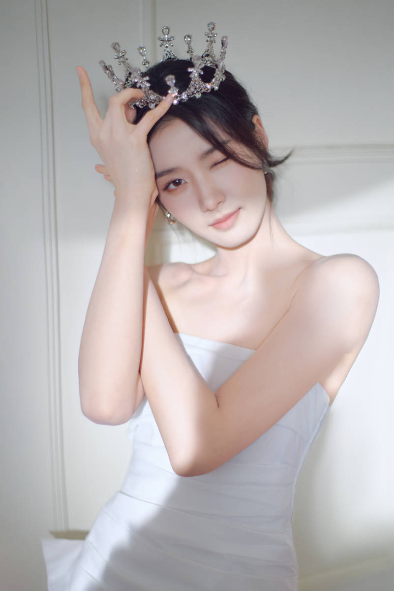 卢昱晓长发低挽优雅松弛 抹胸长裙尽显温柔仙气