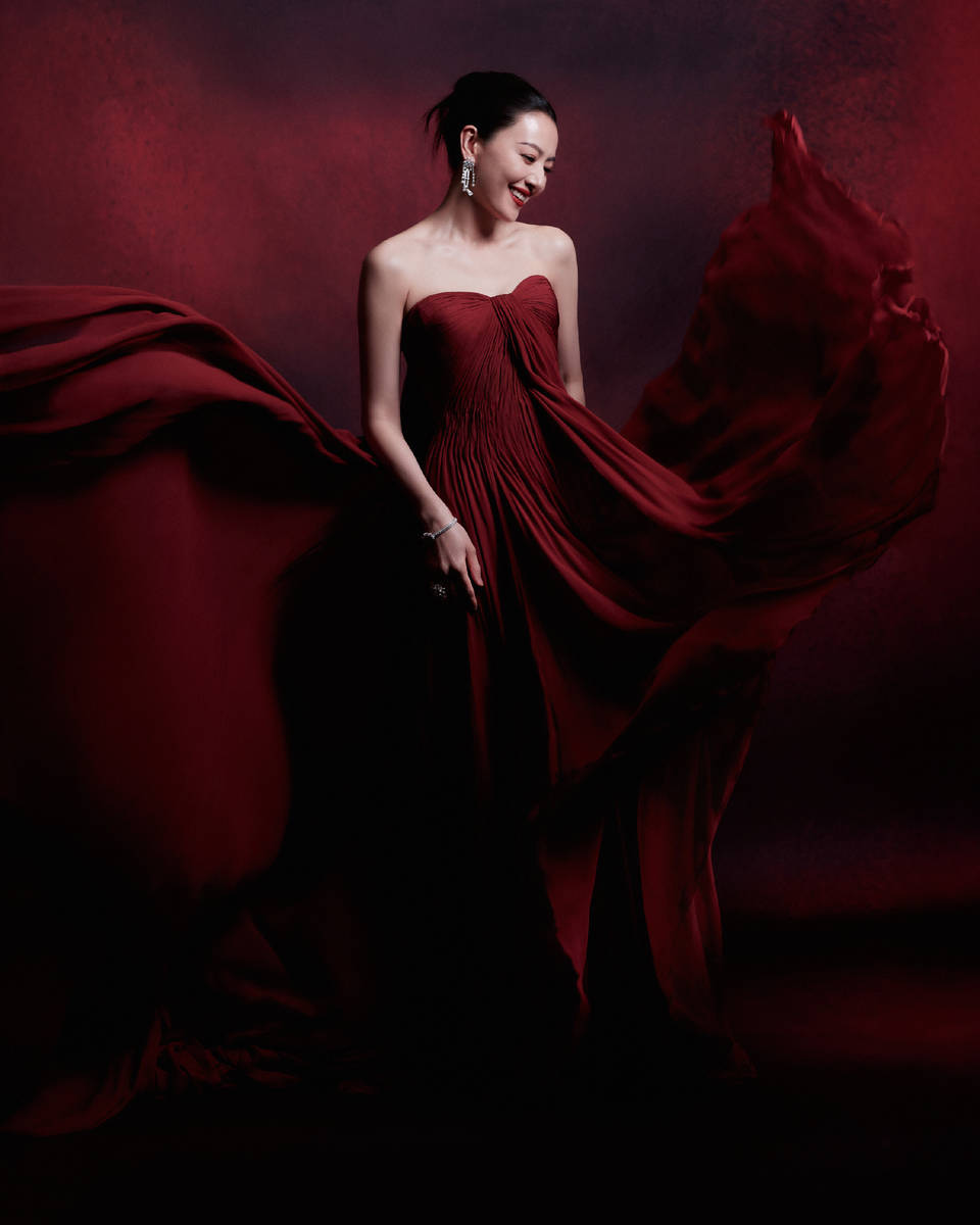 高圆圆穿红色抹胸裙 展露性感身材女神范儿十足