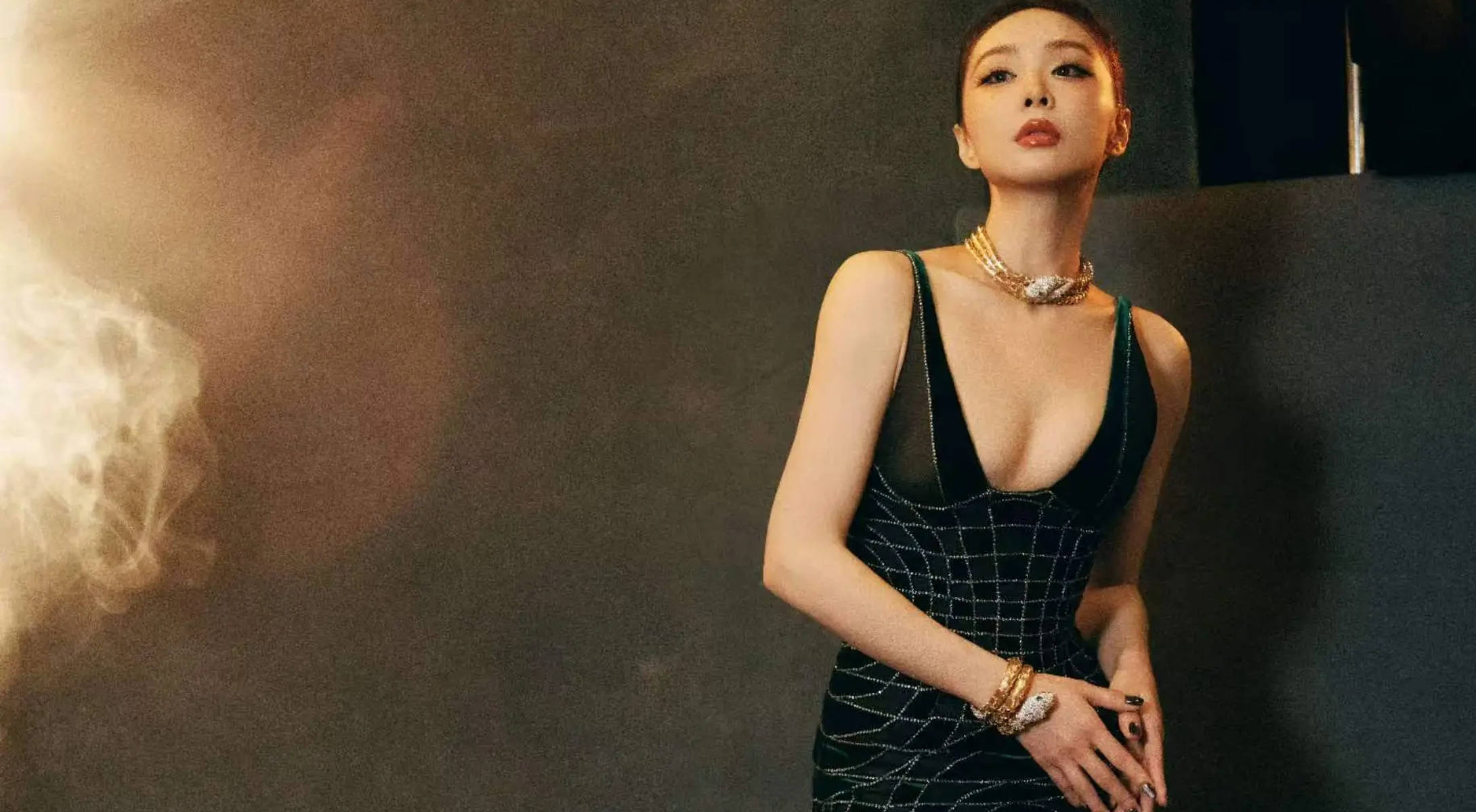 高叶穿墨绿深V裙大气性感 蛇形金饰加持贵气迷人