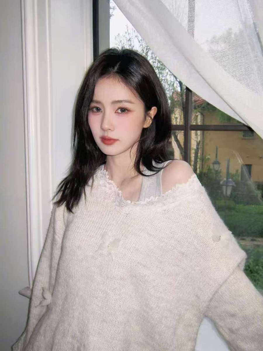 白鹿穿奶白蕾丝毛衣软萌居家 露肩设计甜而不腻