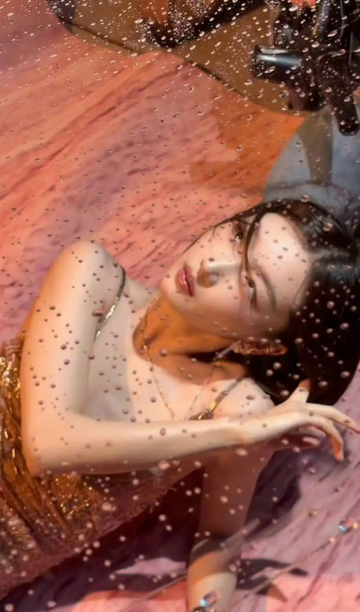 周冬雨穿亮片长裙神秘魅惑 轻撩发丝姿态慵懒娇柔