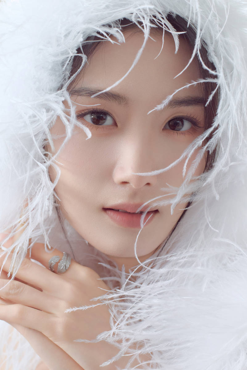 卢昱晓长发低挽优雅松弛 抹胸长裙尽显温柔仙气