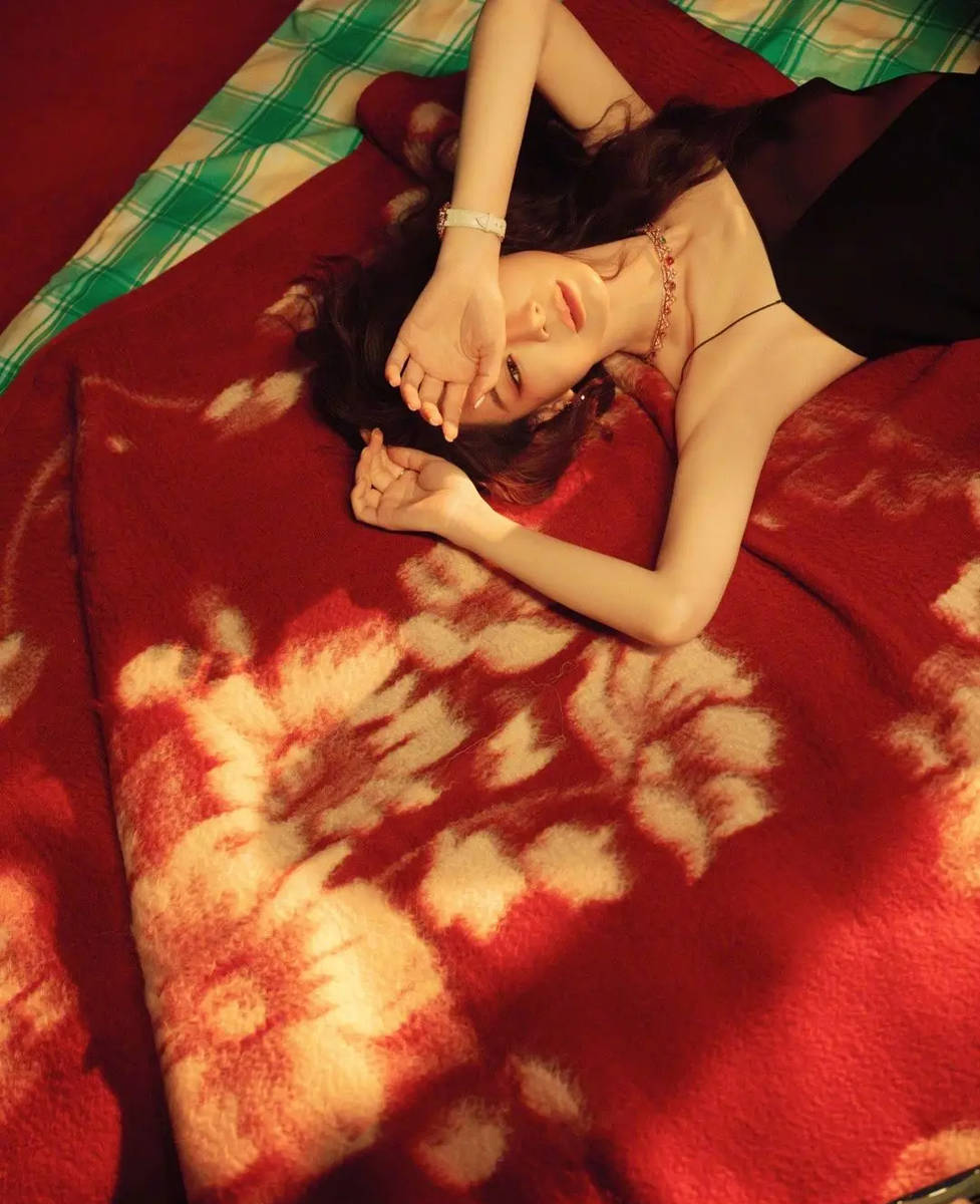 戚薇穿黑吊带勾勒精致肩颈 波浪卷发尽显港风魅惑