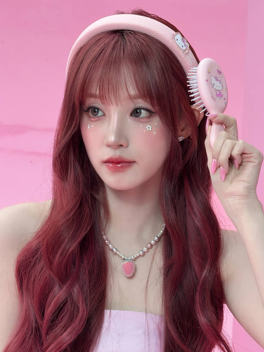 宋雨琦粉色抹胸裙软萌可爱 搭配粉色发箍甜度爆表