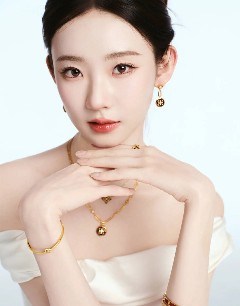 张艺凡身着白色抹胸缎面长裙 气质温婉大方