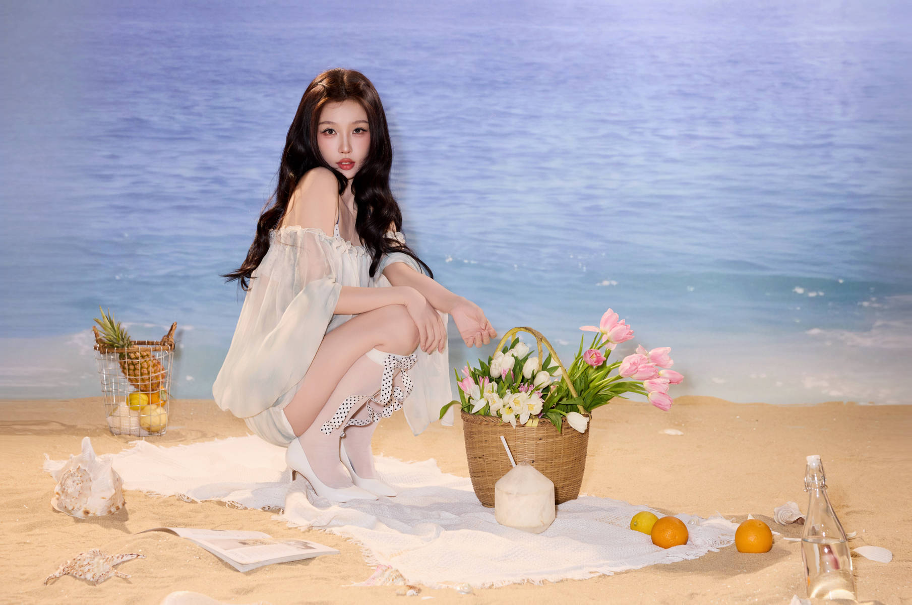 虞书欣穿白色吊带上衣性感纯欲 对镜甜笑灵动活泼