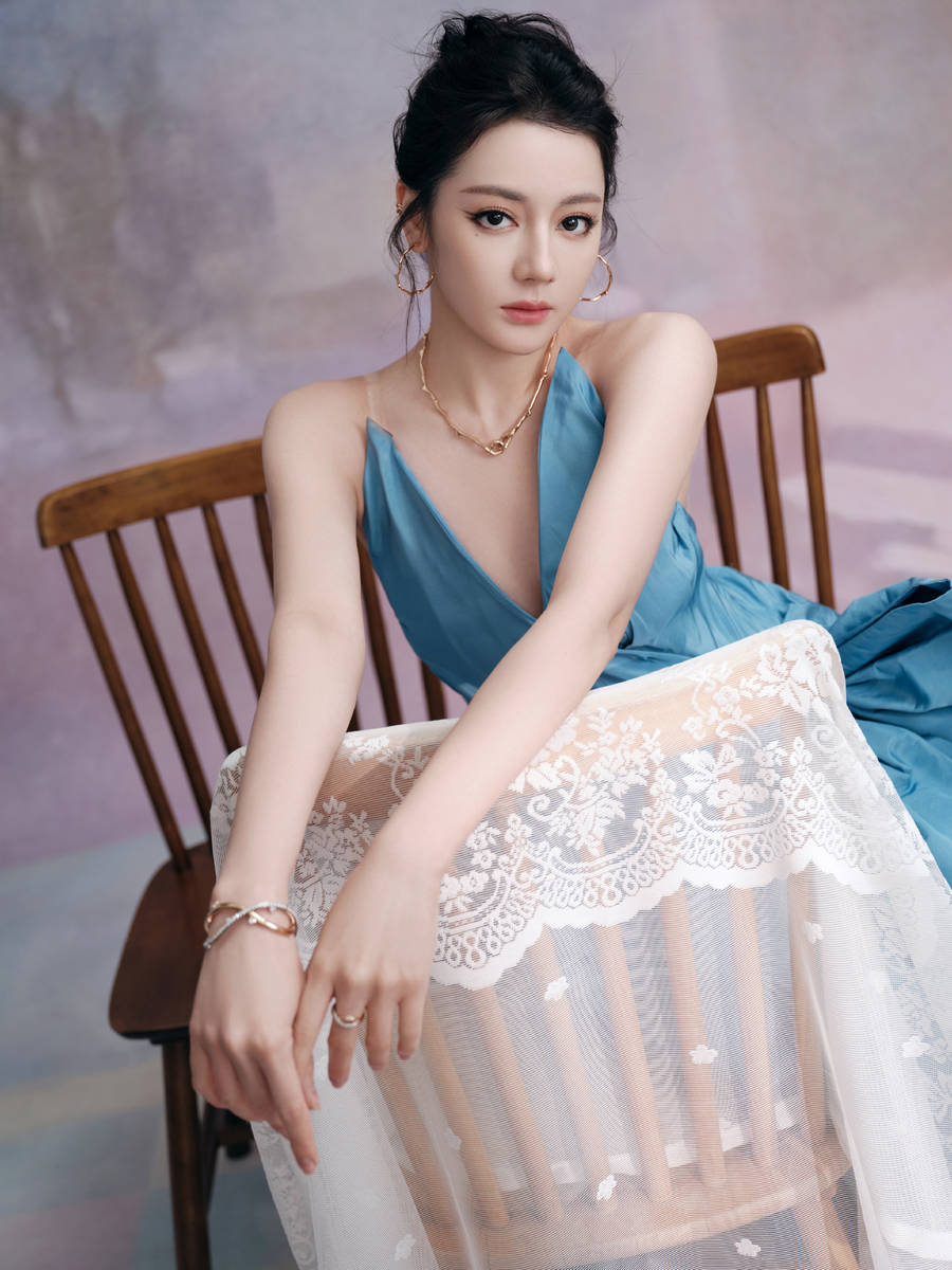 迪丽热巴穿蓝色长裙超性感 深V设计暴露好身材
