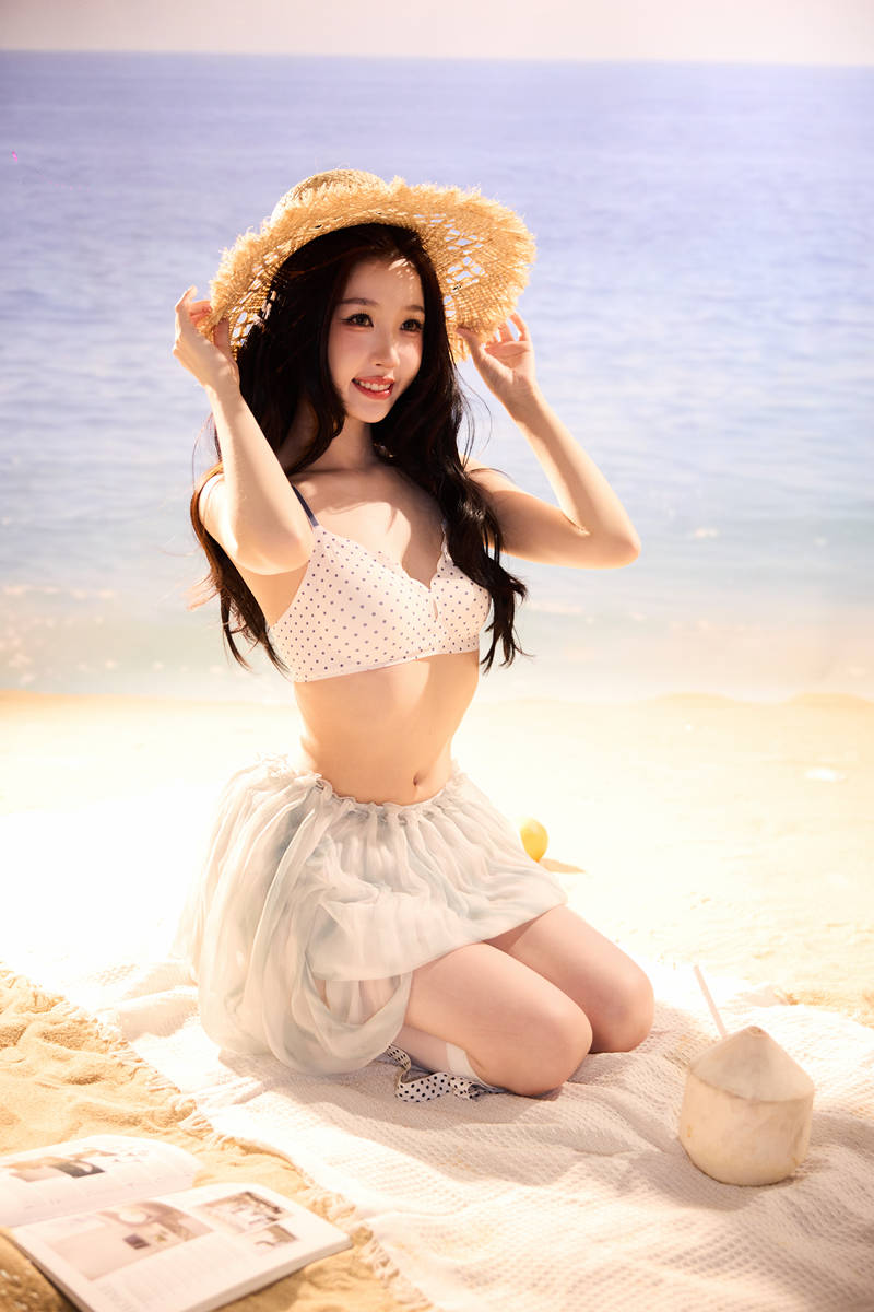 虞书欣穿白色吊带上衣性感纯欲 对镜甜笑灵动活泼