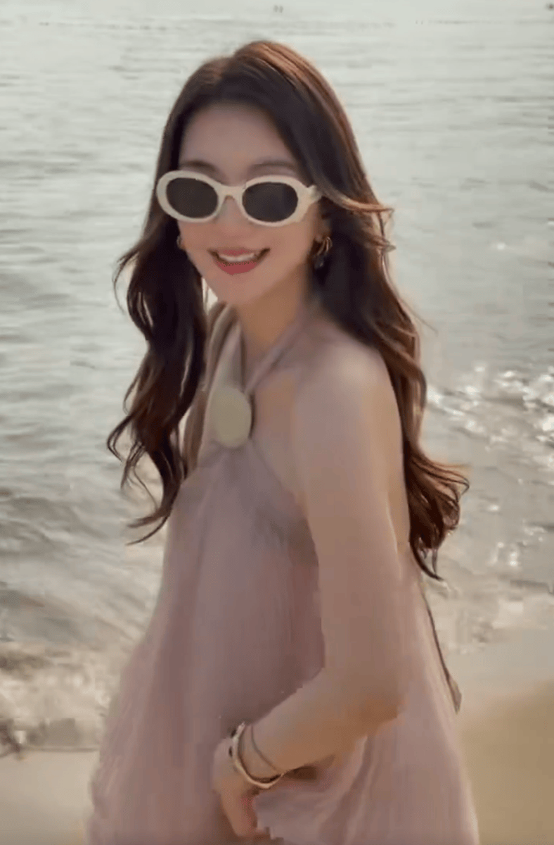 郭富城妻子带女儿去海边度假！粉色纱裙少女感满满