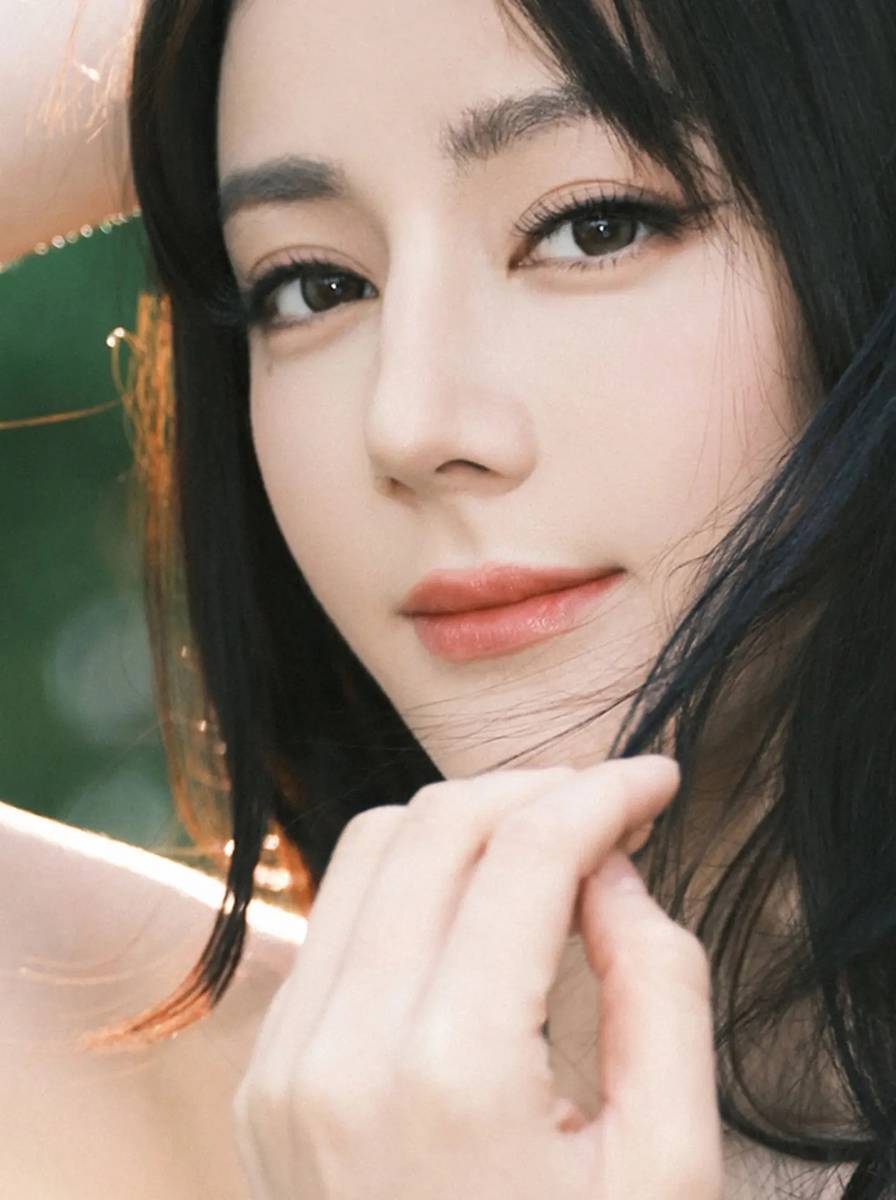 迪丽热巴沐浴阳光灵动俏皮 对镜甜笑化身果汁少女