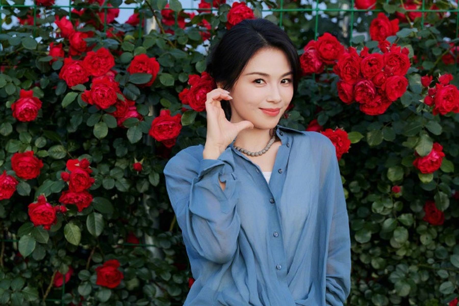 刘涛牛仔衬衫花墙大片 温婉大方尽显明丽气质