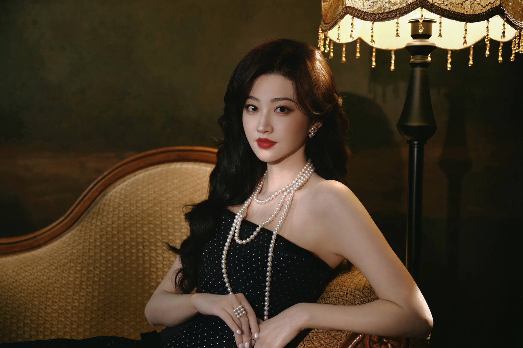 景甜化身复古明艳美人 穿黑色镶钻抹胸裙优雅贵气