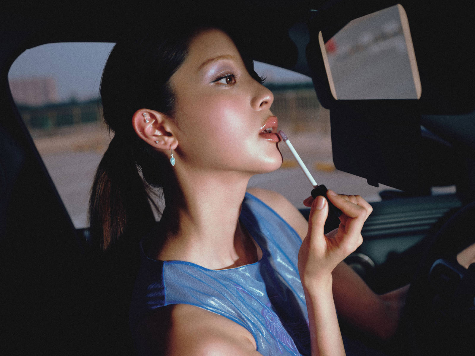欧阳娜娜化身性感车模 穿蓝色连衣裙展露曼妙身姿