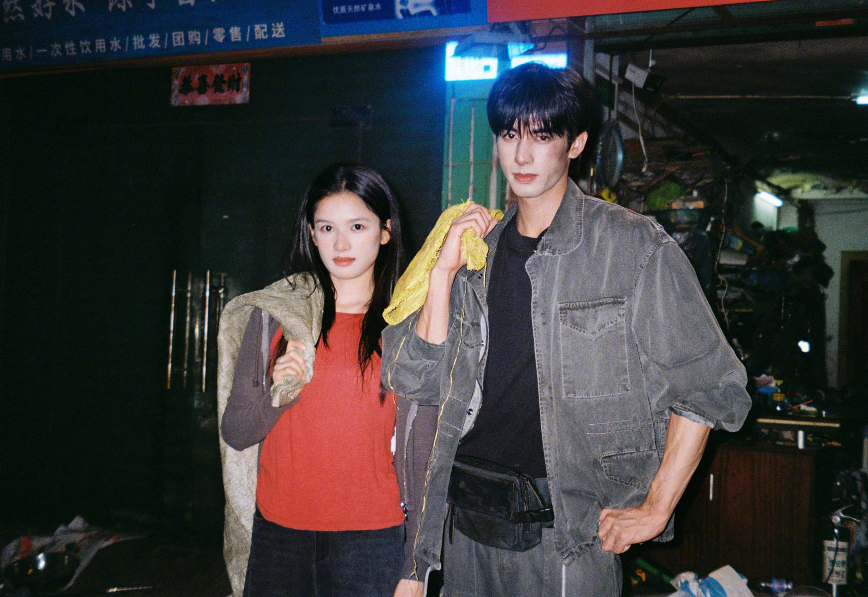 宋威龙张婧仪片场合照 两人千禧风满满CP感超强