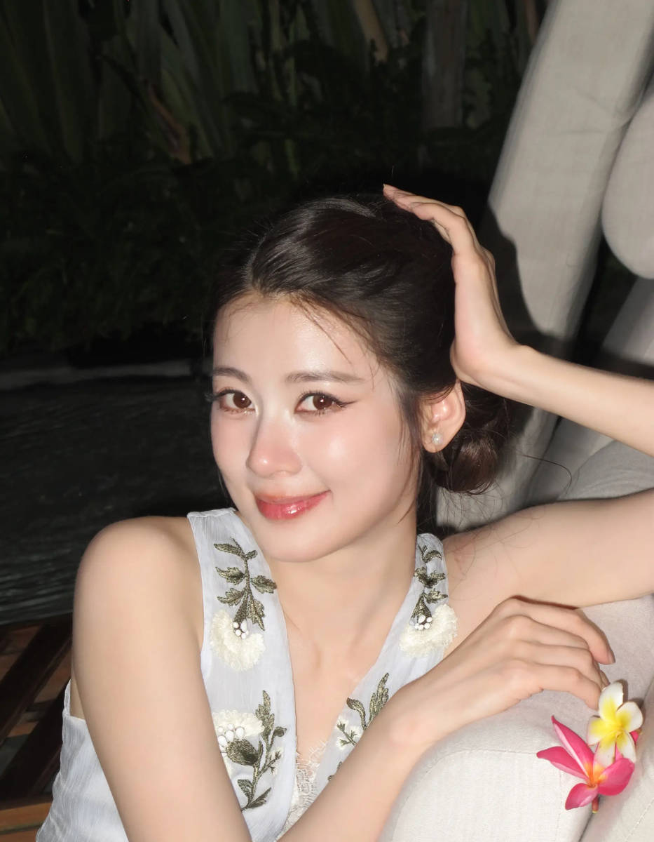 赵昭仪白刺绣无袖长裙素雅治愈 笑容清甜气质十足